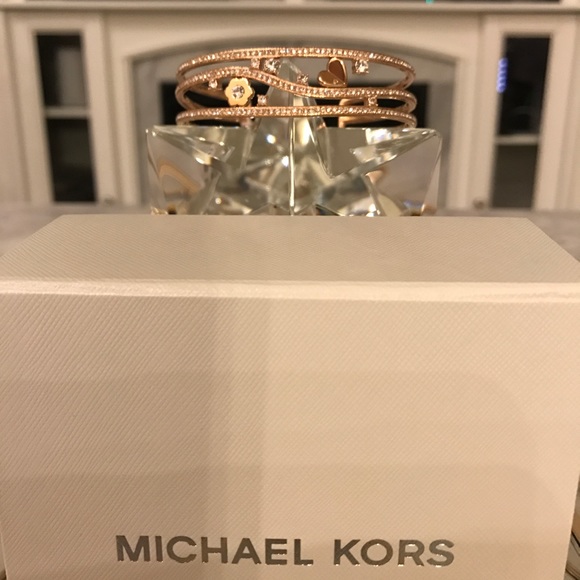🆕 Michael Kors Cuff Bracelet in Rose Gold - Picture 2 of 4